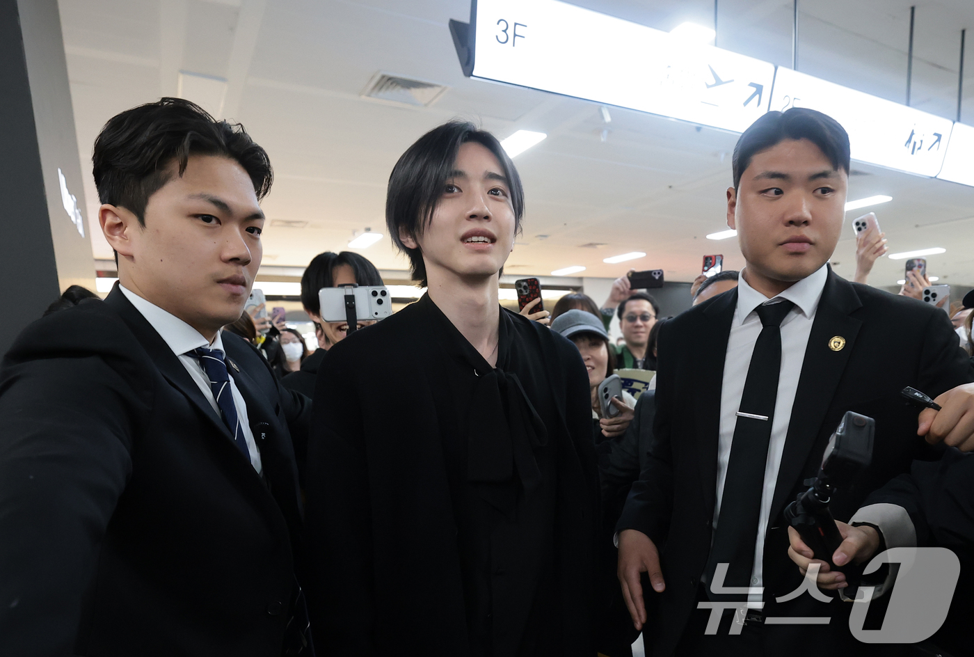 (김포공항=뉴스1) 권현진 기자 = 일본 배우 미치에다 슌스케(道枝駿佑)가 영화 ‘네가 마지막으로 남긴 노래’ 홍보를 위해 3일 김포국제공항을 통해 일본에서 입국하고 있다. 202 …