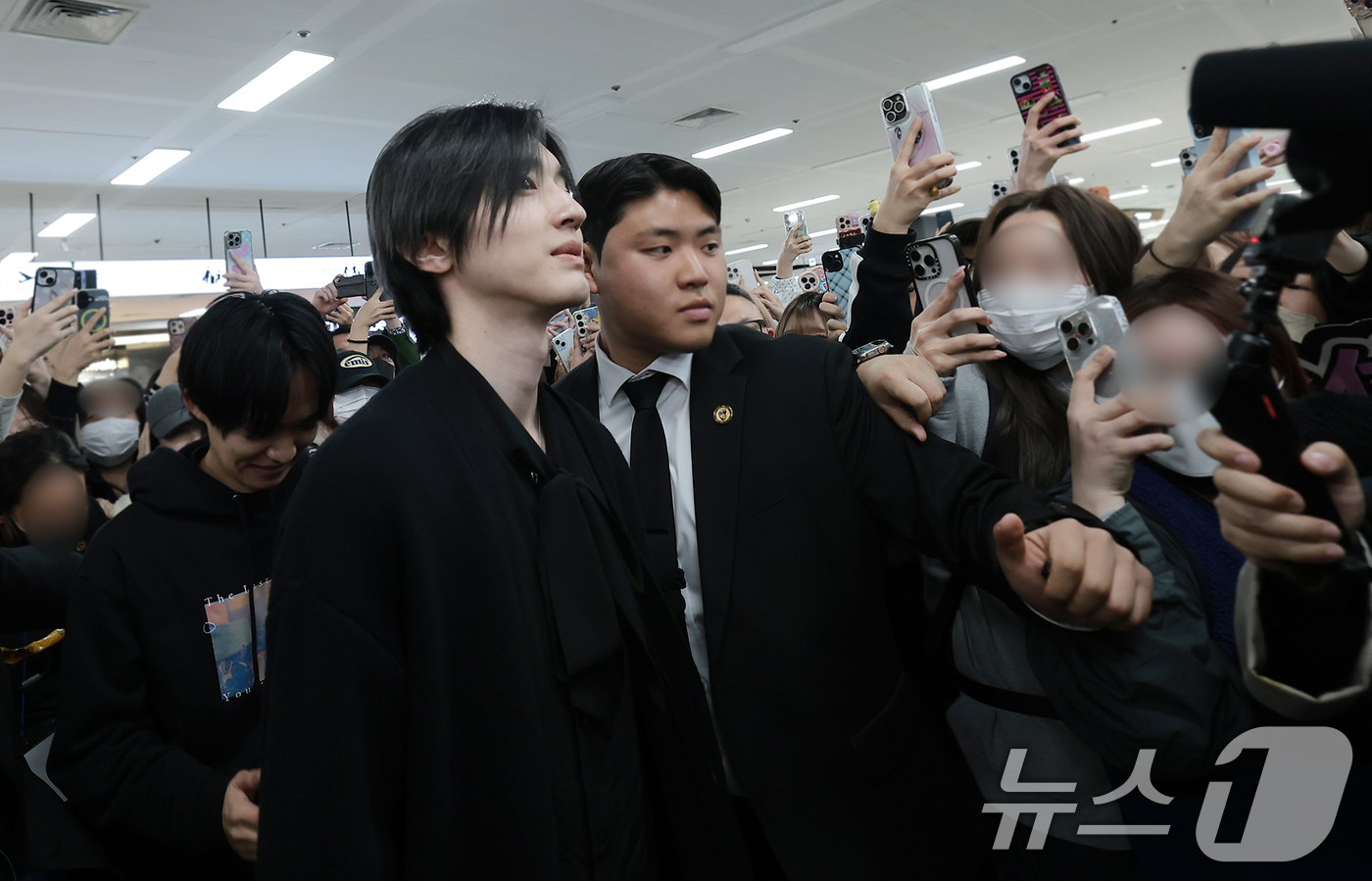 (김포공항=뉴스1) 권현진 기자 = 일본 배우 미치에다 슌스케(道枝駿佑)가 영화 ‘네가 마지막으로 남긴 노래’ 홍보를 위해 3일 김포국제공항을 통해 일본에서 입국하고 있다. 202 …