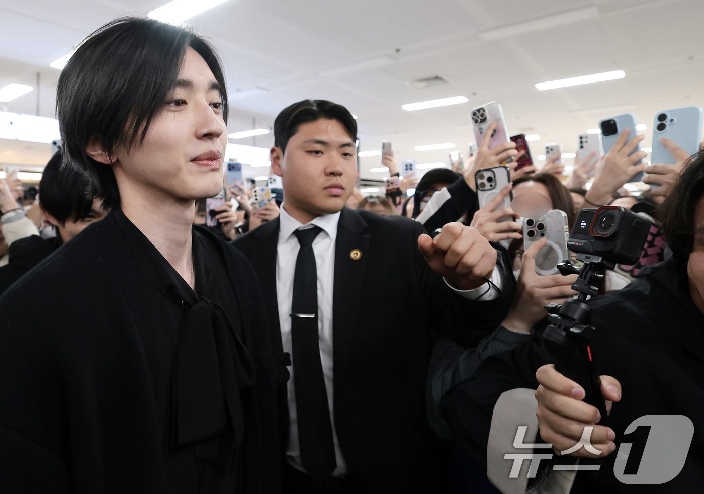 (김포공항=뉴스1) 권현진 기자 = 일본 배우 미치에다 슌스케(道枝駿佑)가 영화 ‘네가 마지막으로 남긴 노래' 홍보를 위해 3일 김포국제공항을 통해 일본에서 입국하고 있다. 202 …