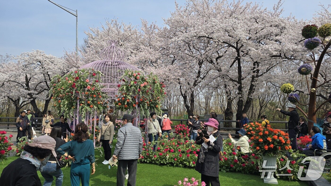 본문 이미지 - 2025년 영등포 여의도 봄꽃 축제가 개막한 3일 국회의사당 뒷편에 자리한 행사장 초입의 모습./뉴스1 ⓒNews1 윤주영 기자
