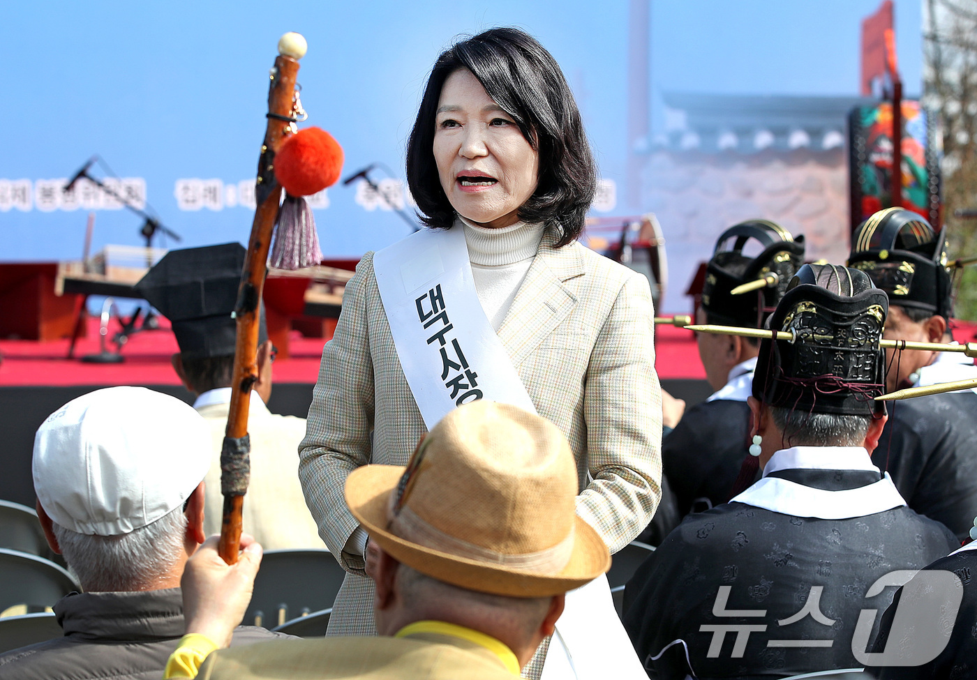 (대구=뉴스1) 공정식 기자 = 국민의힘 대구시장 경선에서 컷오프(공천 배제)된 이진숙 전 방송통신위원장이 3일 오전 대구 수성구 노변동 사직단에서 열린 수성사직제를 찾아 시민과 …