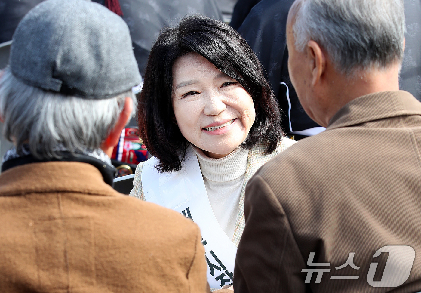 (대구=뉴스1) 공정식 기자 = 국민의힘 대구시장 경선에서 컷오프(공천 배제)된 이진숙 전 방송통신위원장이 3일 오전 대구 수성구 노변동 사직단에서 열린 수성사직제를 찾아 시민과 …