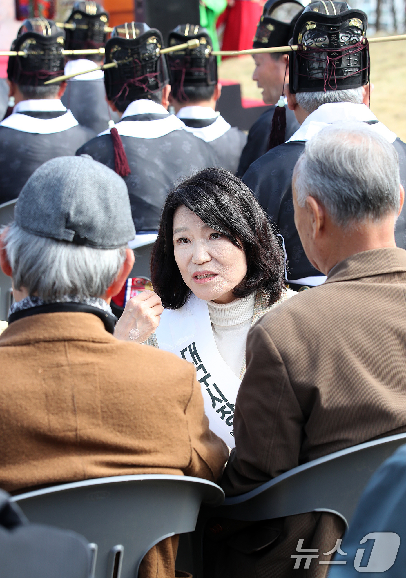 (대구=뉴스1) 공정식 기자 = 국민의힘 대구시장 경선에서 컷오프(공천 배제)된 이진숙 전 방송통신위원장이 3일 오전 대구 수성구 노변동 사직단에서 열린 수성사직제를 찾아 시민과 …