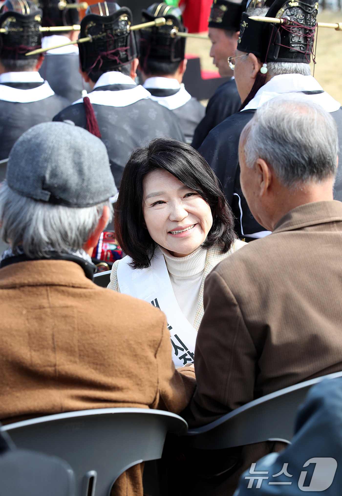 (대구=뉴스1) 공정식 기자 = 국민의힘 대구시장 경선에서 컷오프(공천 배제)된 이진숙 전 방송통신위원장이 3일 오전 대구 수성구 노변동 사직단에서 열린 수성사직제를 찾아 시민과 …