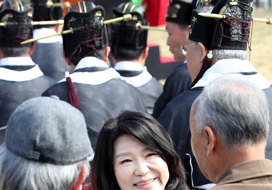 대구시민과 인사 나누는 이진숙