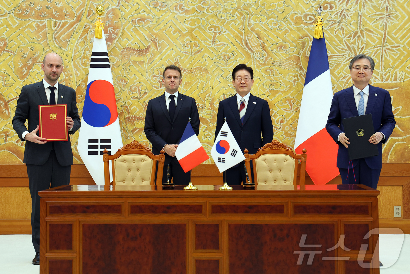 (서울=뉴스1) 허경 기자 = 조현 외교부 장관과 장-노엘 바로 프랑스 외교부 장관이 3일 청와대에서 이재명 대통령과 에마뉘엘 마크롱 프랑스 대통령이 임석한 가운데 문화기술협력협정 …