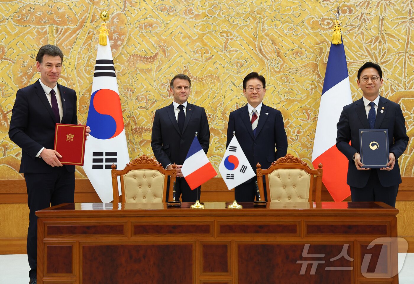 본문 이미지 - 배경훈 부총리 겸 과학기술정보통신부 장관과 필립 바티스트 프랑스 고등교육·연구·우주부 장관이 3일 청와대에서 이재명 대통령과 에마뉘엘 마크롱 프랑스 대통령이 임석한 가운데 인공지능·반도체 및 양자기술 분야 협력 의향서 교환 후 기념촬영을 하고 있다. 2026.4.3 ⓒ 뉴스1 허경 기자