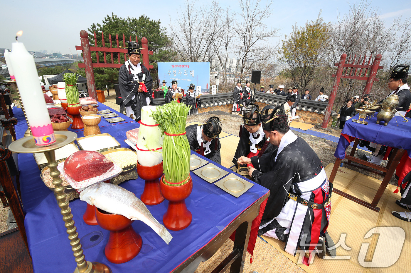 (대구=뉴스1) 공정식 기자 = 3일 오전 대구 수성구 노변동 사직단에서 수성문화재단과 지역 유림이 평안과 풍년을 기원하는 수성사직제를 봉행하고 있다.사직단(社稷壇)은 토지를 주관 …