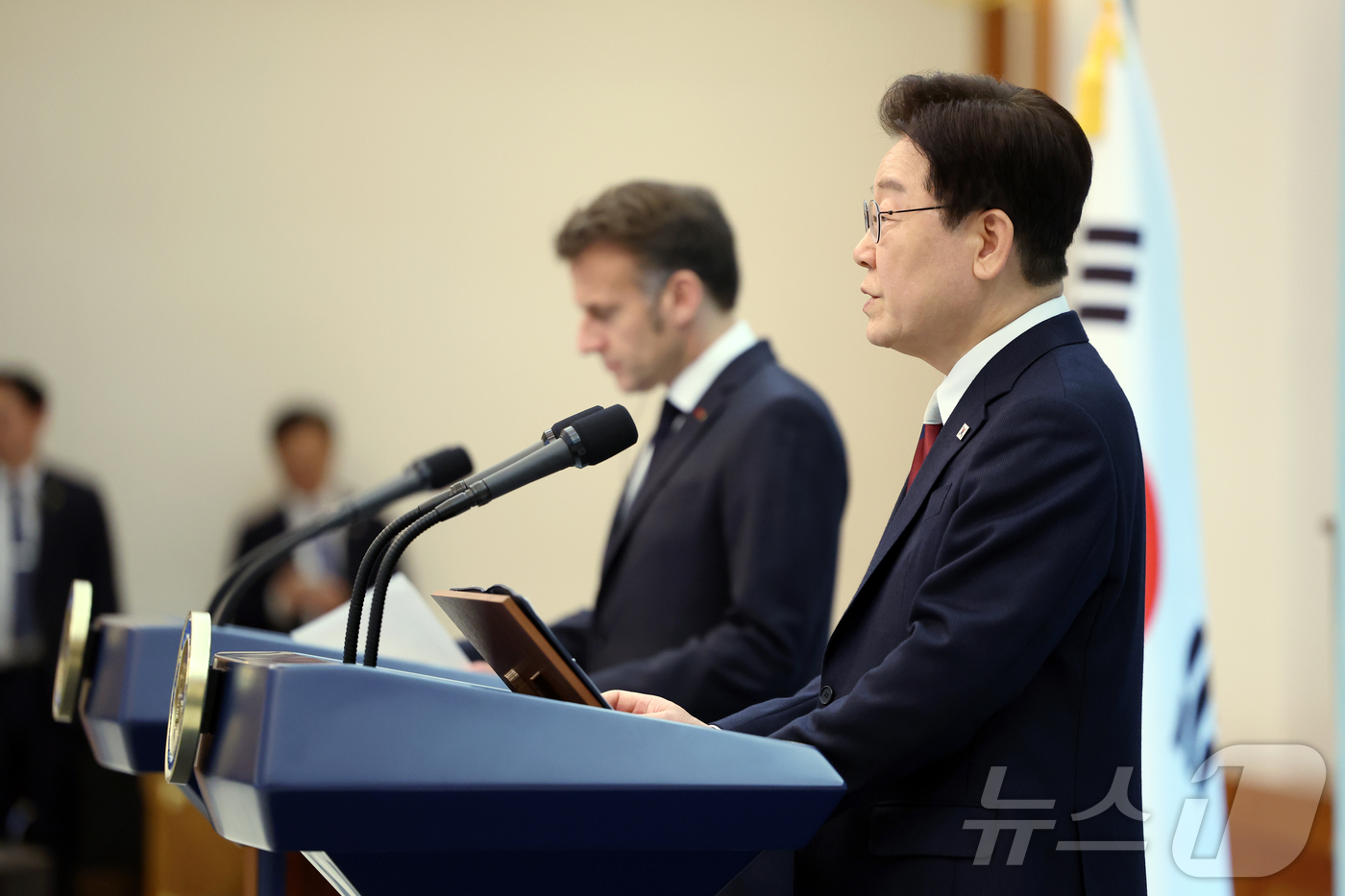 (서울=뉴스1) 허경 기자 = 이재명 대통령과 에마뉘엘 마크롱 프랑스 대통령이 3일 청와대에서 공동언론발표를 하고 있다. 2026.4.3/뉴스1