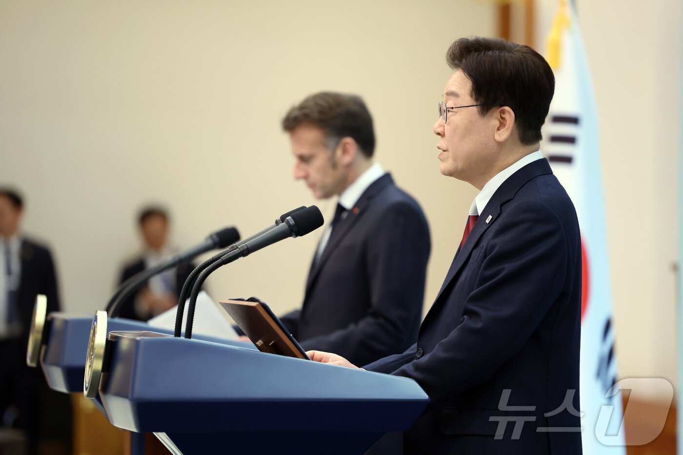 본문 이미지 - 이재명 대통령과 에마뉘엘 마크롱 프랑스 대통령이 3일 청와대에서 공동언론발표를 하고 있다. 2026.4.3 ⓒ 뉴스1 허경 기자