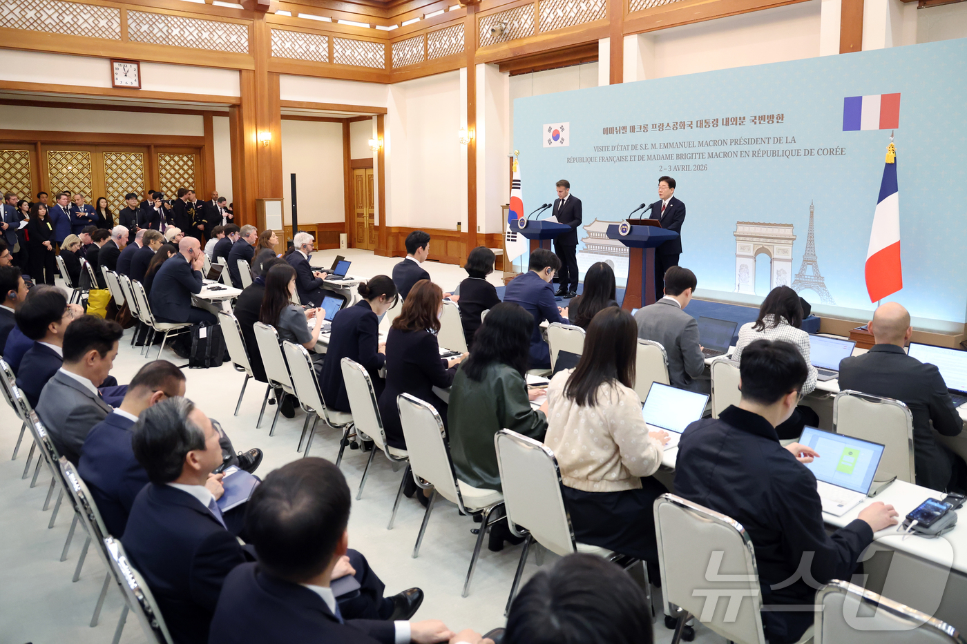 (서울=뉴스1) 허경 기자 = 이재명 대통령과 에마뉘엘 마크롱 프랑스 대통령이 3일 청와대에서 공동언론발표를 하고 있다. 2026.4.3/뉴스1