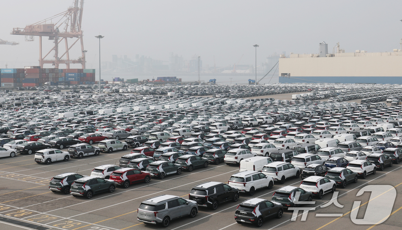 (평택=뉴스1) 김영운 기자 = 3일 경기 평택시 포승읍 기아 평택항 전용부두에 수출용 자동차가 세워져 있다.산업통상부는 이날 중동 전쟁 장기화로 해상운임 급등과 물류 적체가 겹치 …