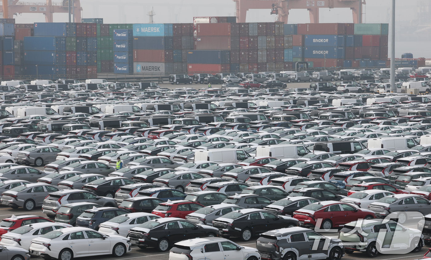 (평택=뉴스1) 김영운 기자 = 3일 경기 평택시 포승읍 기아 평택항 전용부두에 수출용 자동차가 세워져 있다.산업통상부는 이날 중동 전쟁 장기화로 해상운임 급등과 물류 적체가 겹치 …