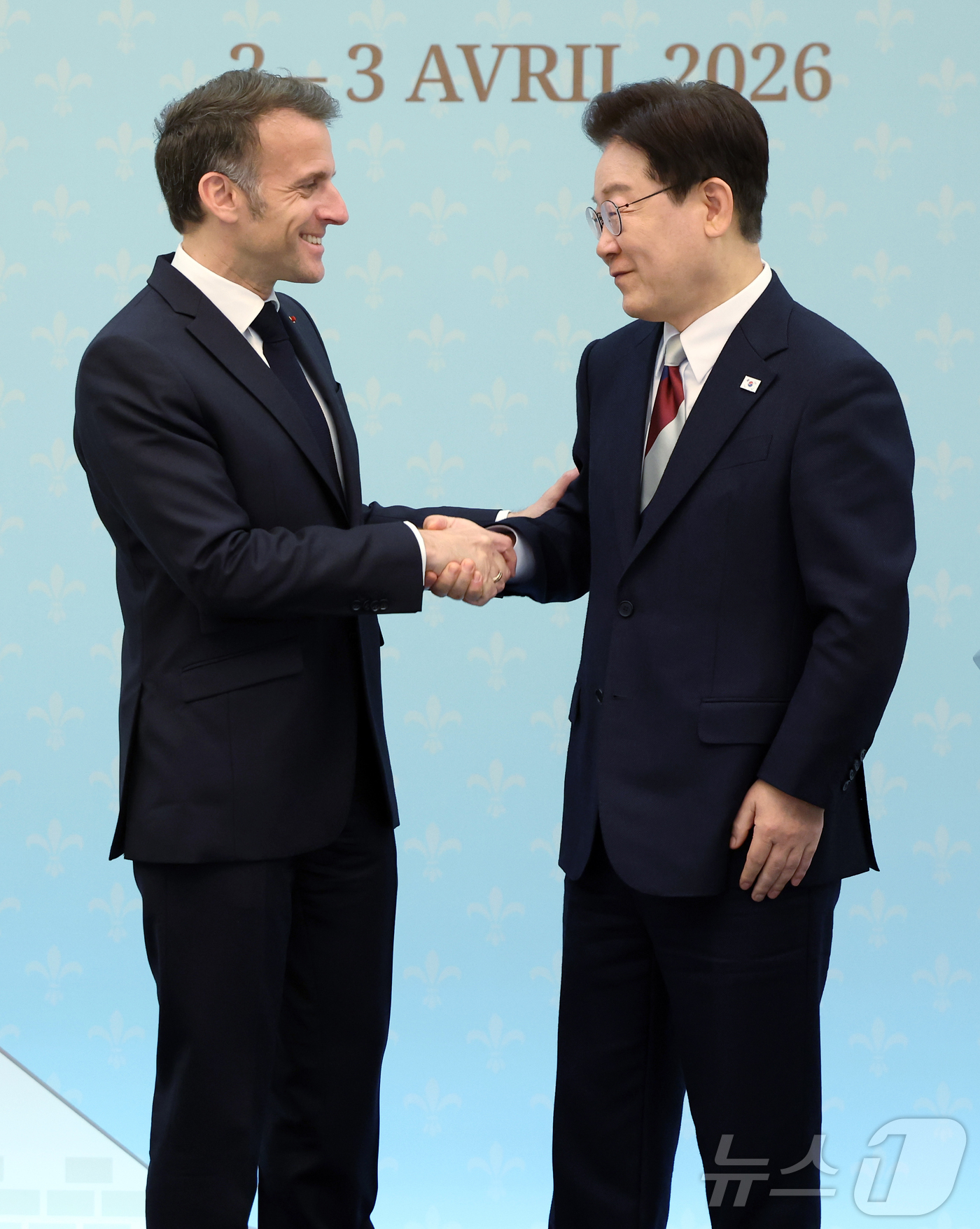 (서울=뉴스1) 허경 기자 = 이재명 대통령과 에마뉘엘 마크롱 프랑스 대통령이 3일 청와대에서 공동언론발표를 마친 후 악수하고 있다. 2026.4.3/뉴스1