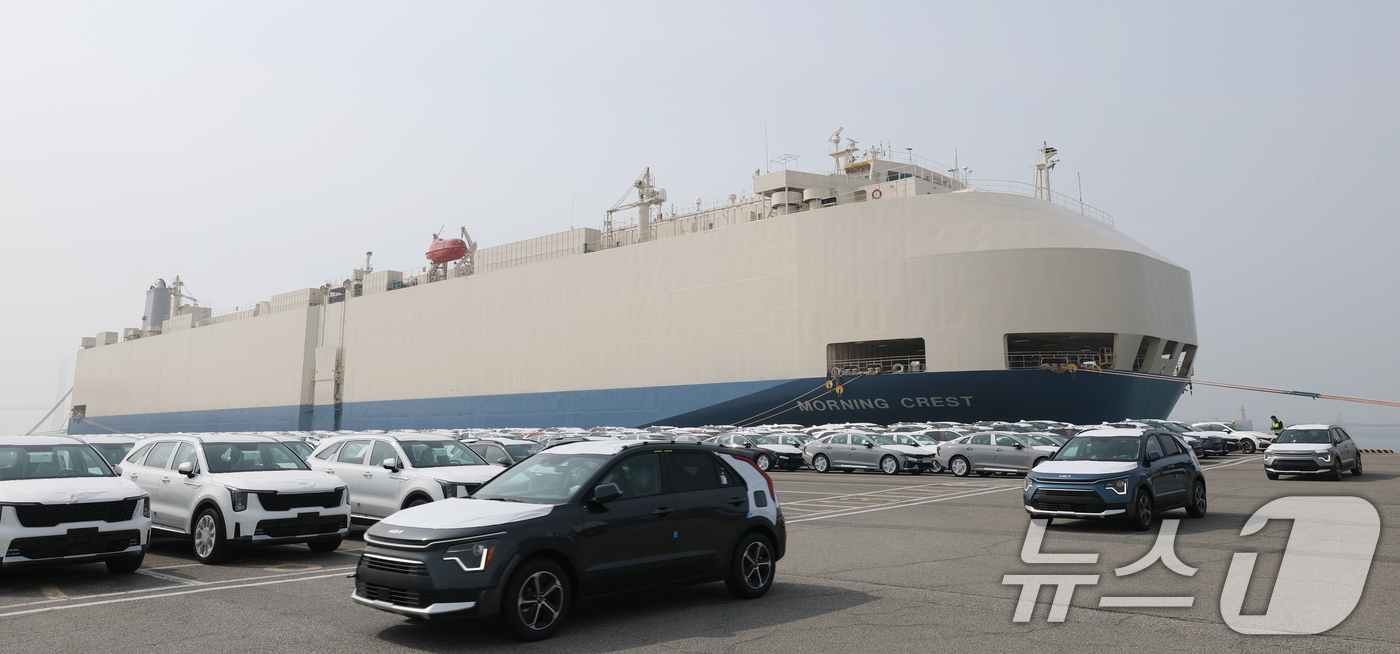 (평택=뉴스1) 김영운 기자 = 3일 경기 평택시 포승읍 기아 평택항 전용부두에 수출용 자동차가 선적되고 있다.산업통상부는 이날 중동 전쟁 장기화로 해상운임 급등과 물류 적체가 겹 …