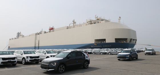 선적되는 수출용 자동차