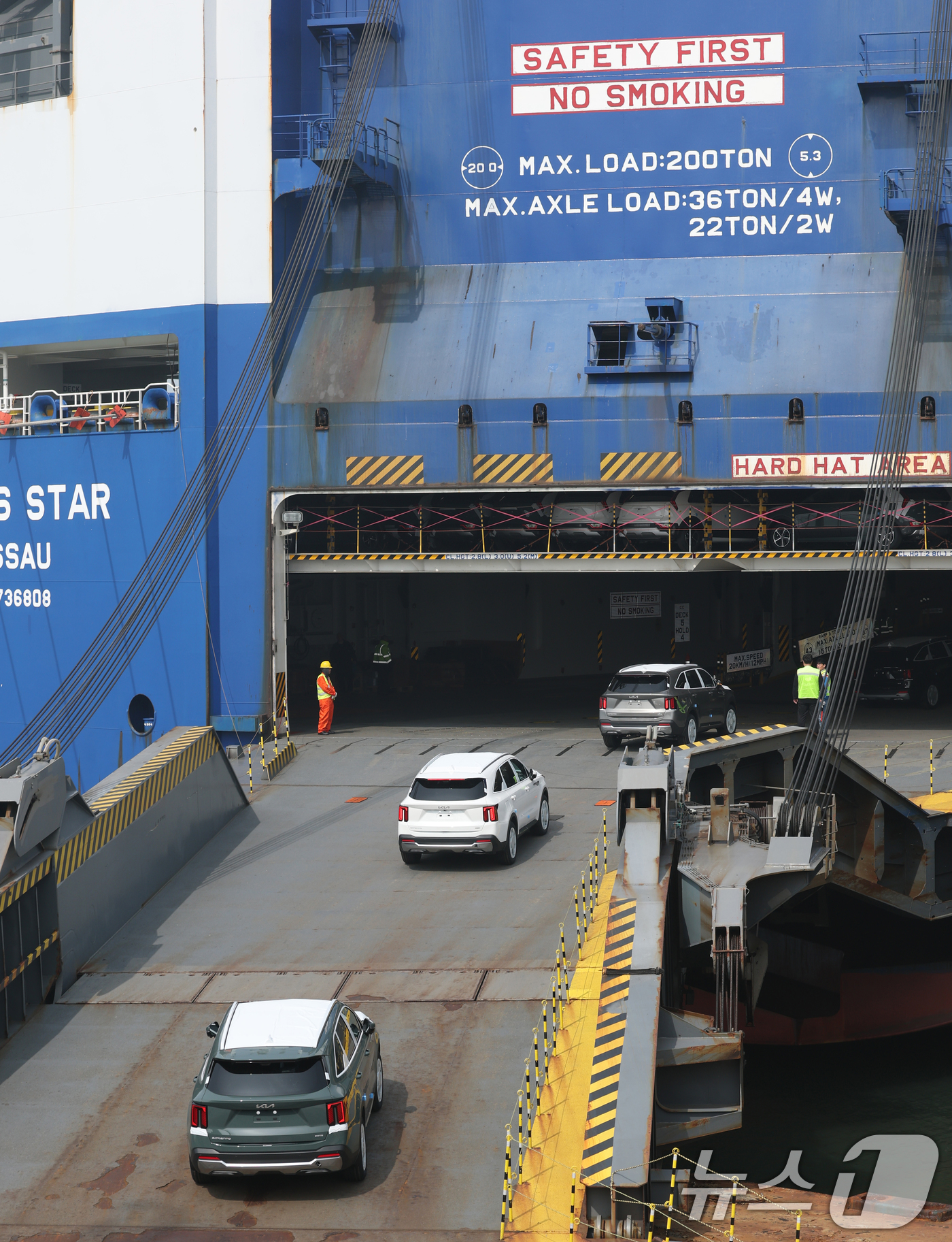 (평택=뉴스1) 김영운 기자 = 3일 경기 평택시 포승읍 기아 평택항 전용부두에 수출용 자동차가 선적되고 있다.산업통상부는 이날 중동 전쟁 장기화로 해상운임 급등과 물류 적체가 겹 …