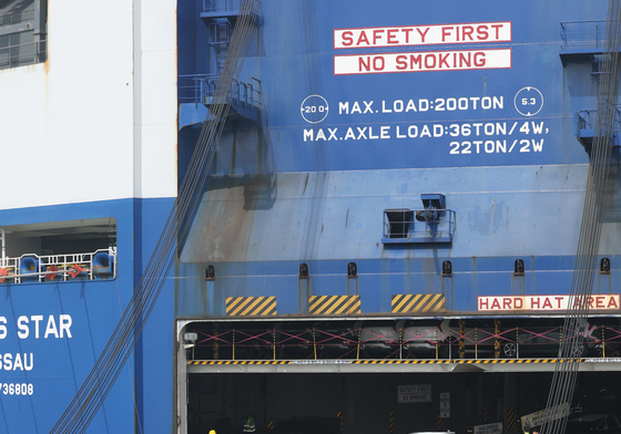 선적되는 수출용 자동차