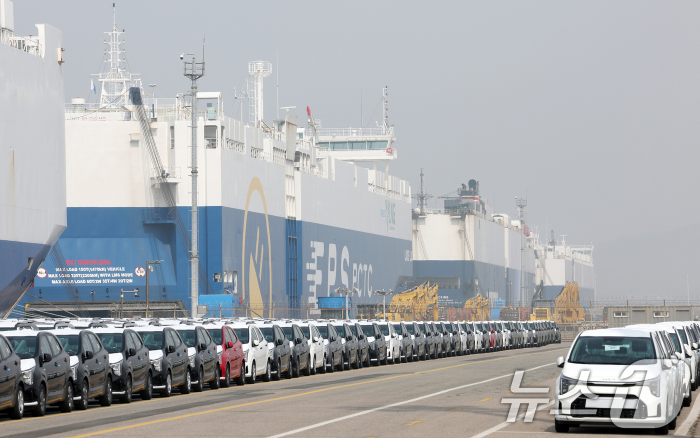 (평택=뉴스1) 김영운 기자 = 3일 경기 평택시 포승읍 기아 평택항 전용부두에 수출용 자동차가 세워져 있다.산업통상부는 이날 중동 전쟁 장기화로 해상운임 급등과 물류 적체가 겹치 …