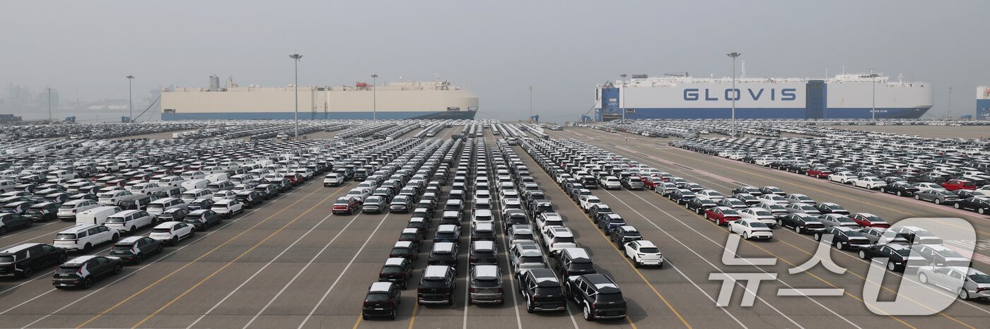 본문 이미지 - 3일 경기 평택시 포승읍 기아 평택항 전용부두에 수출용 자동차가 세워져 있다.  2026.4.3 ⓒ 뉴스1 김영운 기자