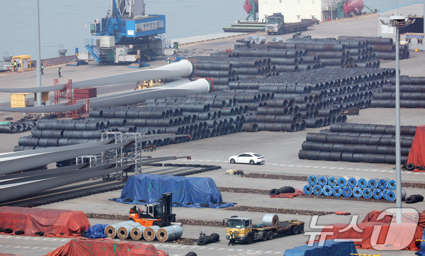 (평택=뉴스1) 김영운 기자 = 3일 경기 평택시 포승읍 평택항에 철강제품이 쌓여있다.도널드 트럼프 미국 행정부가 2일(현지시간) 철강·알루미늄·구리 함량이 15%를 넘는 파생제품 …