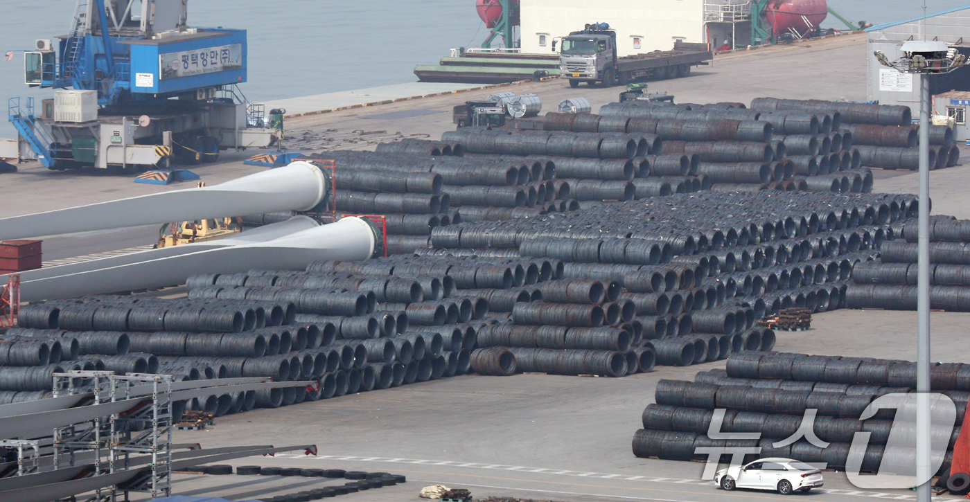 (평택=뉴스1) 김영운 기자 = 3일 경기 평택시 포승읍 평택항에 철강제품이 쌓여있다.도널드 트럼프 미국 행정부가 2일(현지시간) 철강·알루미늄·구리 함량이 15%를 넘는 파생제품 …