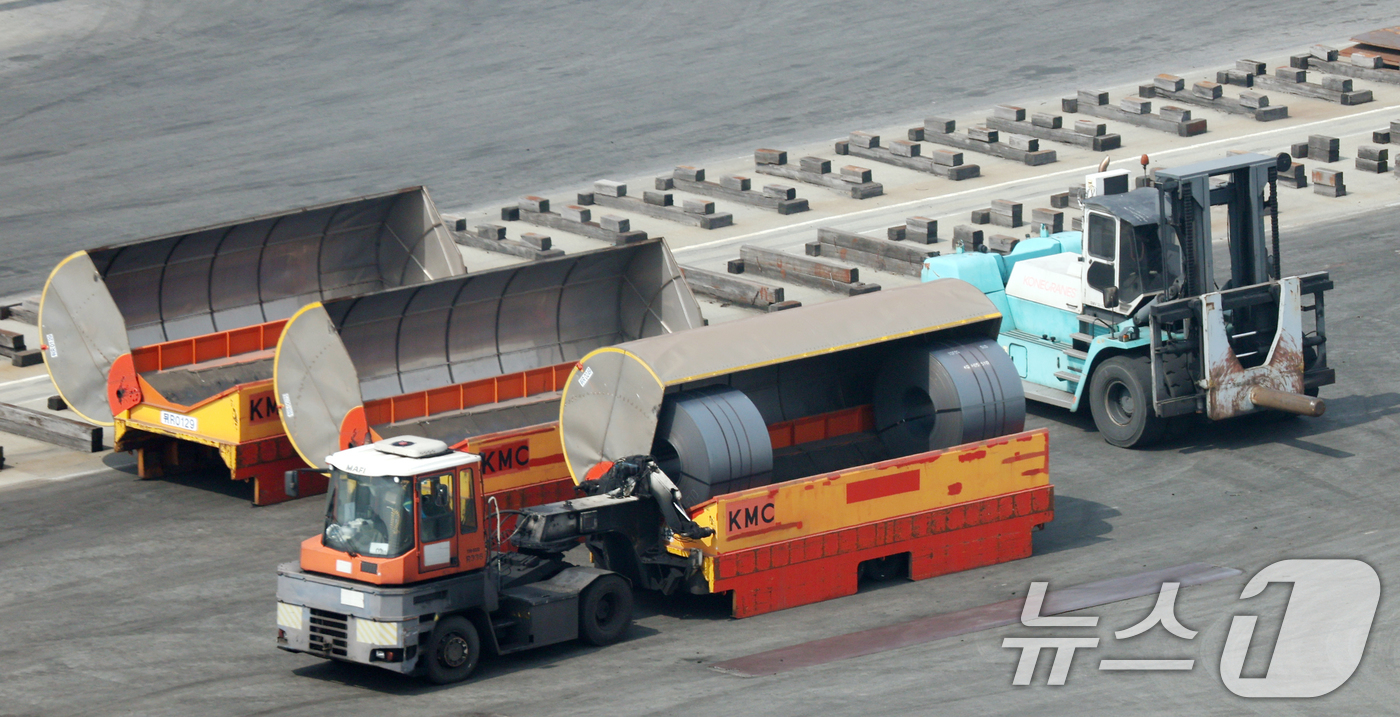 (평택=뉴스1) 김영운 기자 = 3일 경기 평택시 포승읍 평택항에 철강제품이 쌓여있다.도널드 트럼프 미국 행정부가 2일(현지시간) 철강·알루미늄·구리 함량이 15%를 넘는 파생제품 …