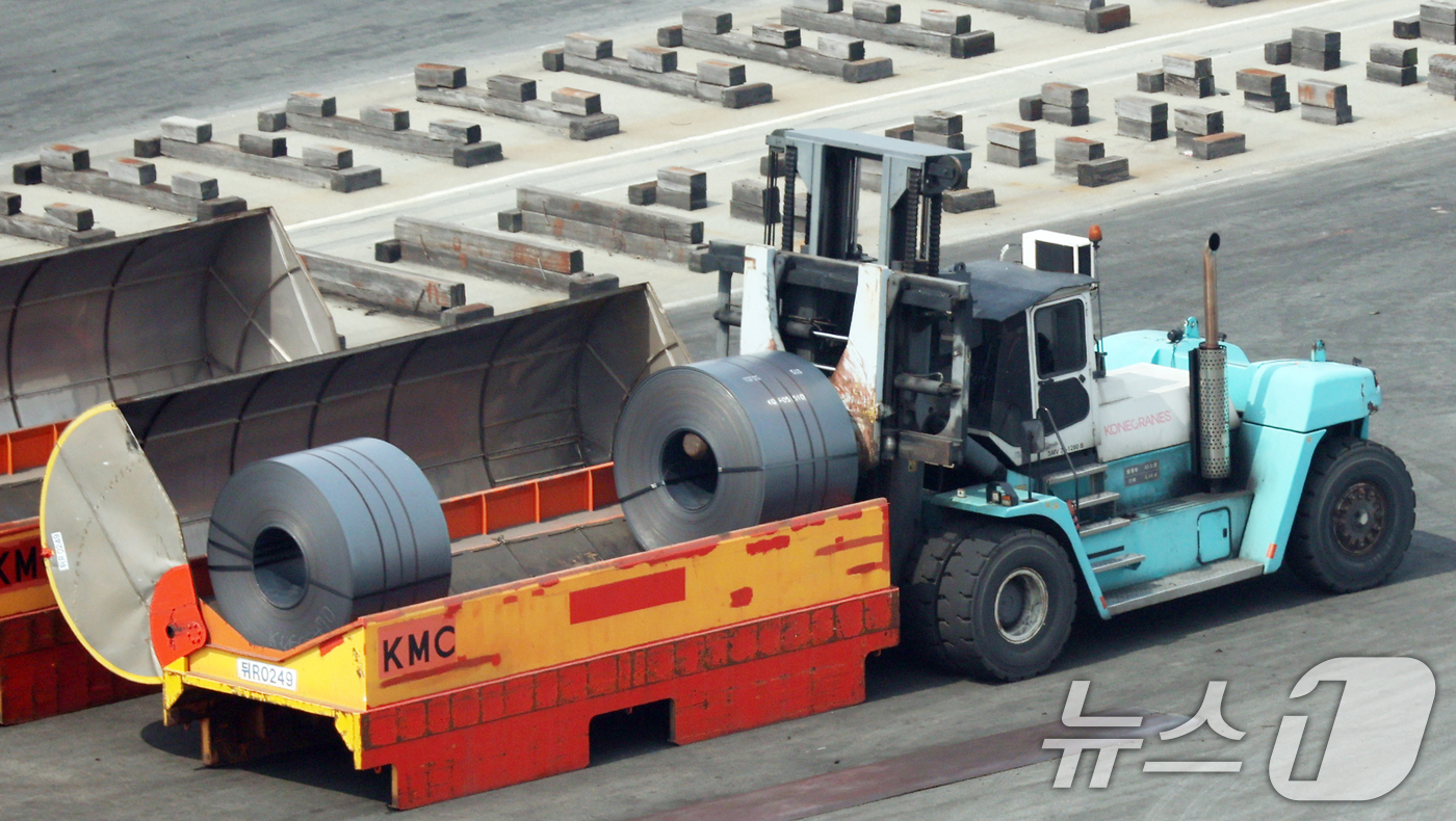 (평택=뉴스1) 김영운 기자 = 3일 경기 평택시 포승읍 평택항에 철강제품이 쌓여있다.도널드 트럼프 미국 행정부가 2일(현지시간) 철강·알루미늄·구리 함량이 15%를 넘는 파생제품 …