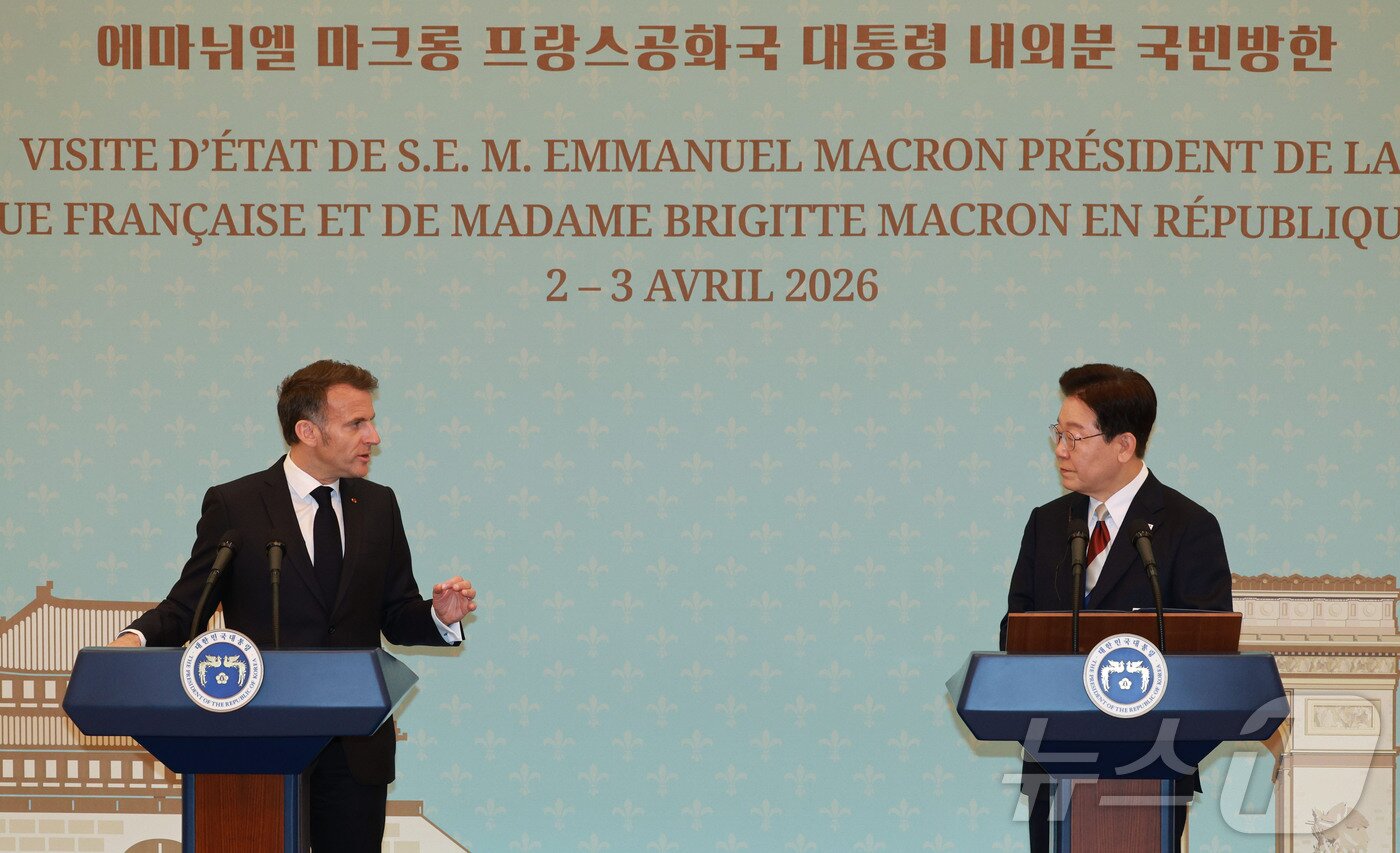 본문 이미지 - 이재명 대통령과 에마뉘엘 마크롱 프랑스 대통령이 3일 청와대에서 공동언론발표를 하고 있다. 2026.4.3 ⓒ 뉴스1 허경 기자