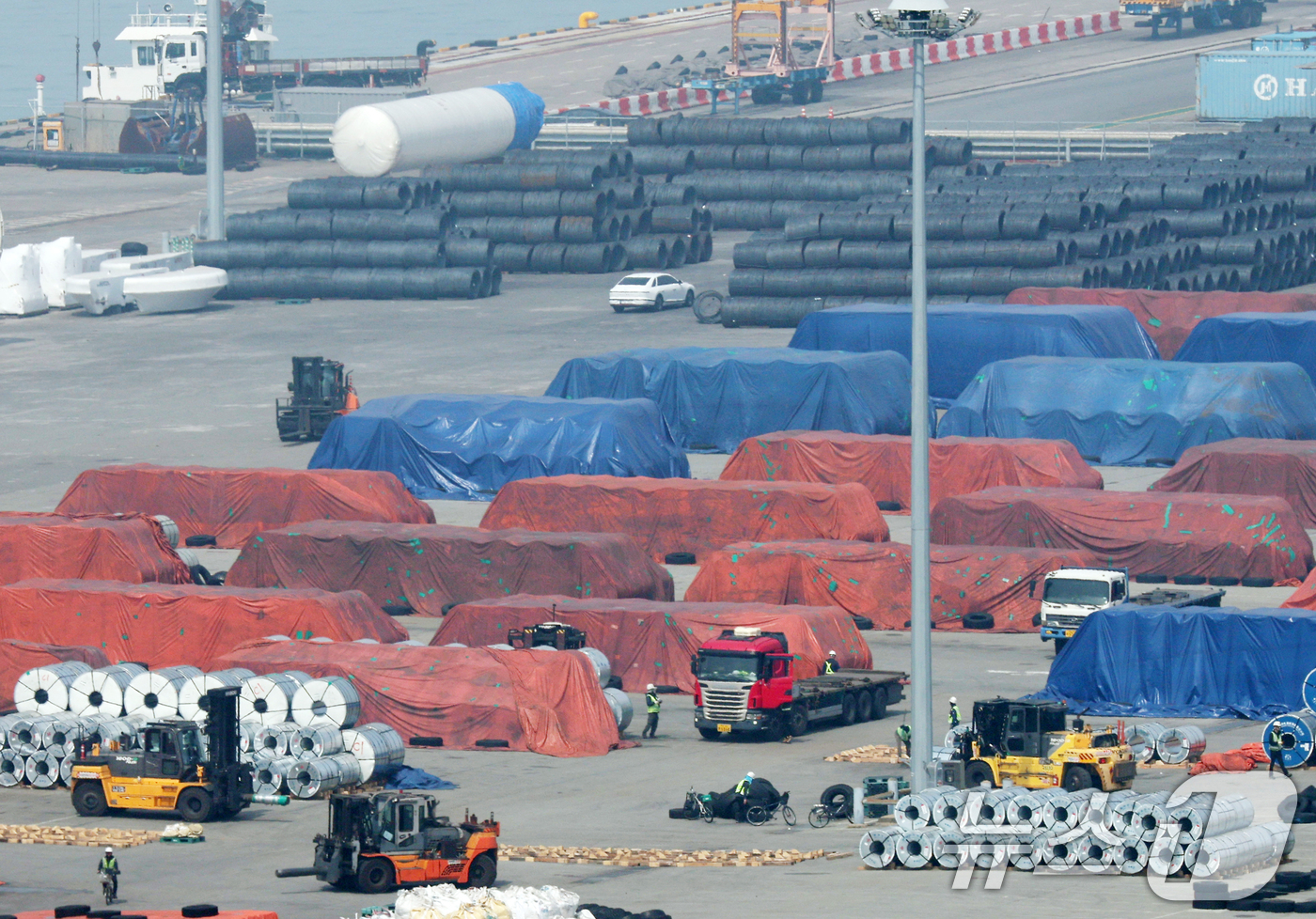 (평택=뉴스1) 김영운 기자 = 3일 경기 평택시 포승읍 평택항에 철강제품이 쌓여있다.도널드 트럼프 미국 행정부가 2일(현지시간) 철강·알루미늄·구리 함량이 15%를 넘는 파생제품 …