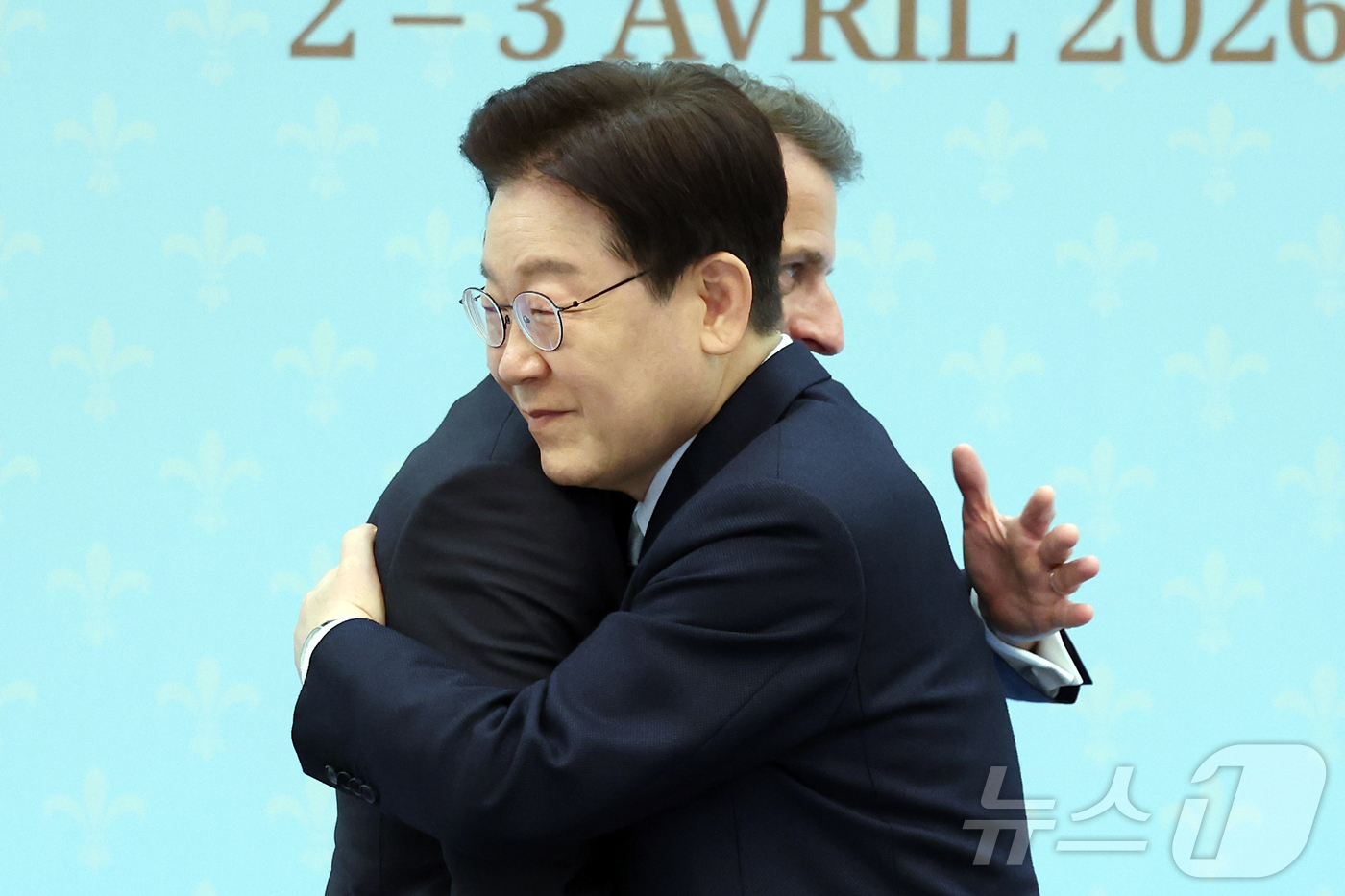 (서울=뉴스1) 허경 기자 = 이재명 대통령과 에마뉘엘 마크롱 프랑스 대통령이 3일 청와대에서 공동언론발표를 마친 후 포옹하고 있다. 2026.4.3/뉴스1
