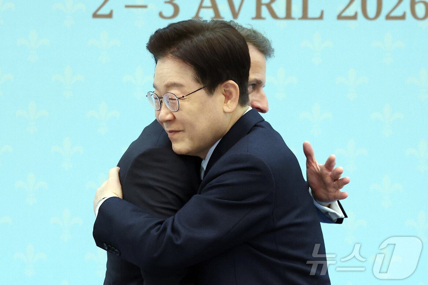 본문 이미지 - 이재명 대통령과 에마뉘엘 마크롱 프랑스 대통령이 3일 청와대에서 공동언론발표를 마친 후 포옹하고 있다. 2026.4.3 ⓒ 뉴스1 허경 기자