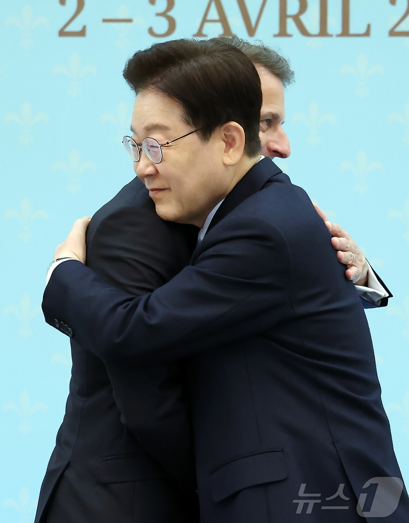(서울=뉴스1) 허경 기자 = 이재명 대통령과 에마뉘엘 마크롱 프랑스 대통령이 3일 청와대에서 공동언론발표를 마친 후 포옹하고 있다. 2026.4.3/뉴스1