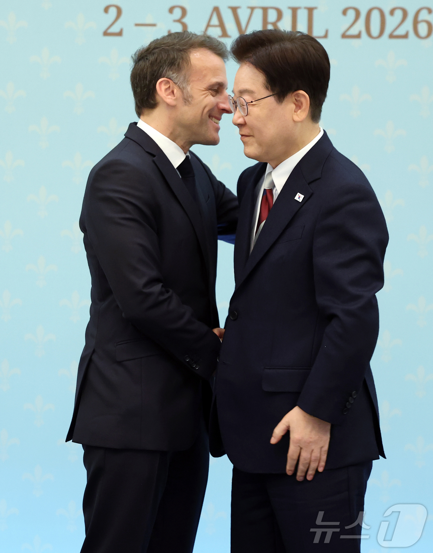 (서울=뉴스1) 허경 기자 = 이재명 대통령과 에마뉘엘 마크롱 프랑스 대통령이 3일 청와대에서 공동언론발표를 마친 후 포옹하고 있다. 2026.4.3/뉴스1