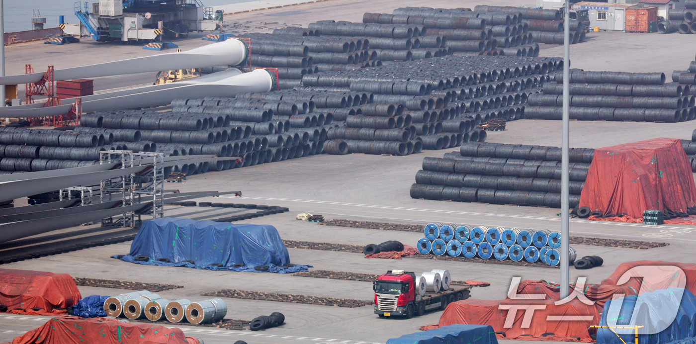 (평택=뉴스1) 김영운 기자 = 3일 경기 평택시 포승읍 평택항에 철강제품이 쌓여있다.도널드 트럼프 미국 행정부가 2일(현지시간) 철강·알루미늄·구리 함량이 15%를 넘는 파생제품 …