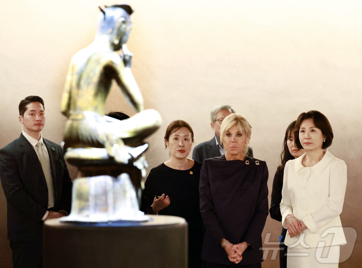 (서울=뉴스1) 허경 기자 = 김혜경 여사와 에마뉘엘 마크롱 프랑스 대통령 부인 브리지트 마크롱 여사가 3일 국립중앙박물관에서 열린 친교일정에서 반가사유상을 관람하고 있다.  (청 …