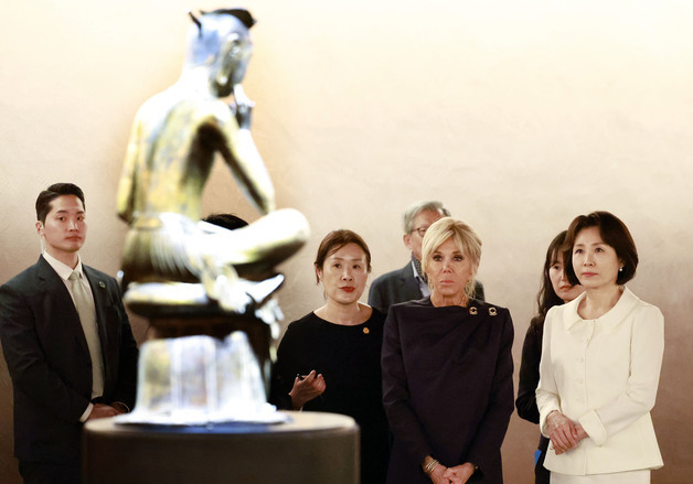 반가사유상 관람하는 김혜경 여사와 브리지트 여사