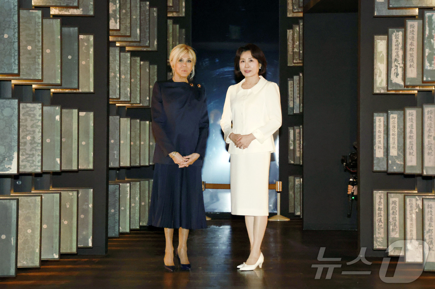 (서울=뉴스1) 허경 기자 = 김혜경 여사와 에마뉘엘 마크롱 프랑스 대통령 부인 브리지트 마크롱 여사가 3일 국립중앙박물관에서 열린 친교일정 중 의궤실에서 기념촬영을 하고 있다. …