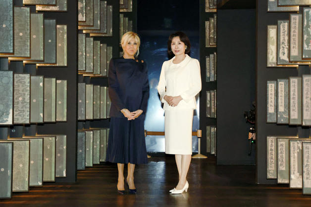 의궤실서 기념촬영하는 김혜경 여사와 브리지트 여사