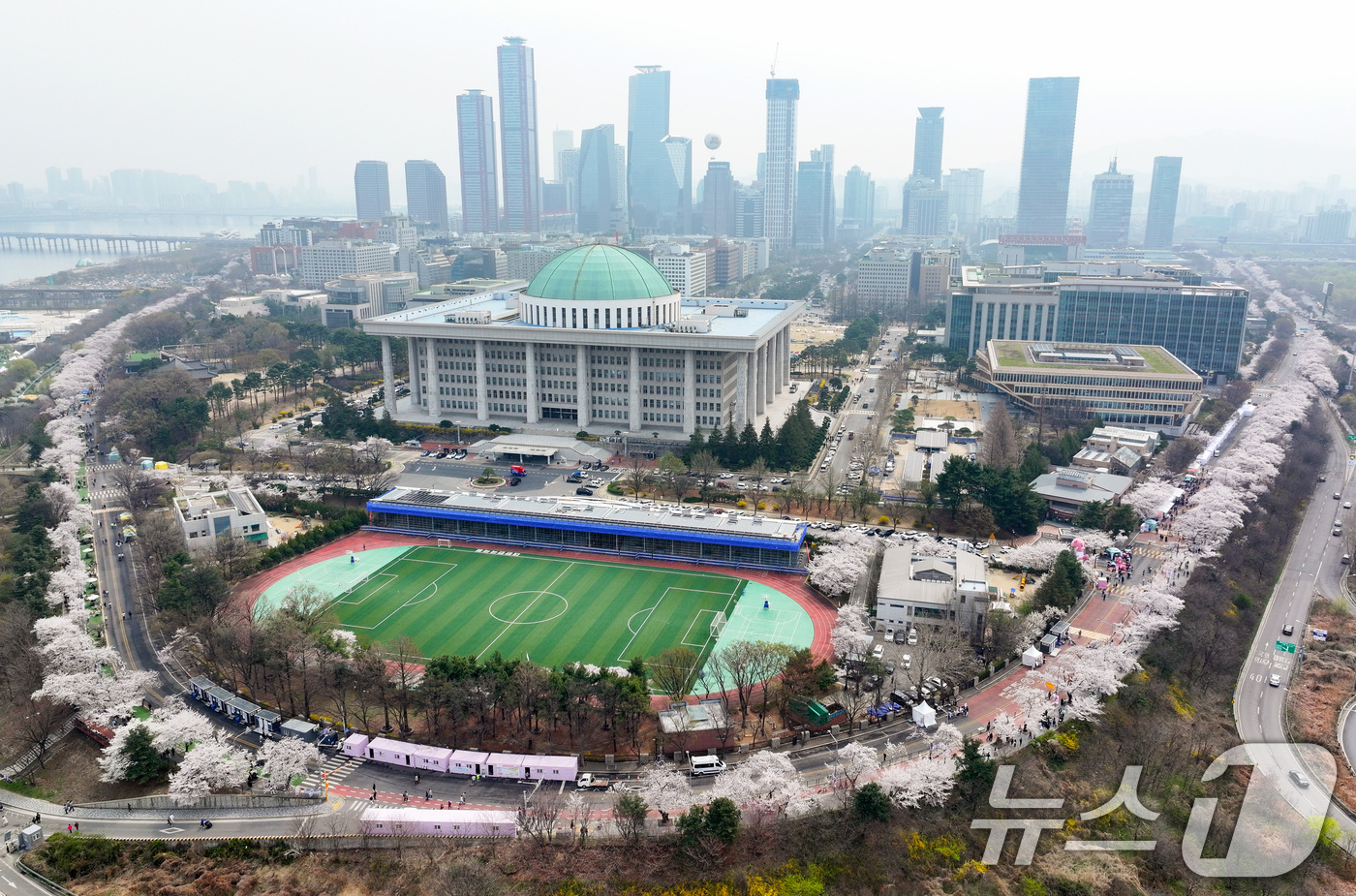 (서울=뉴스1) 최지환 기자 = '여의도 봄꽃축제'가 시작된 3일 서울 여의서로 일대에 벚꽃이 만개해 있다.2026년 여의도 봄꽃축제는 이날부터 7일까지 5일간 개최된다. 2026 …