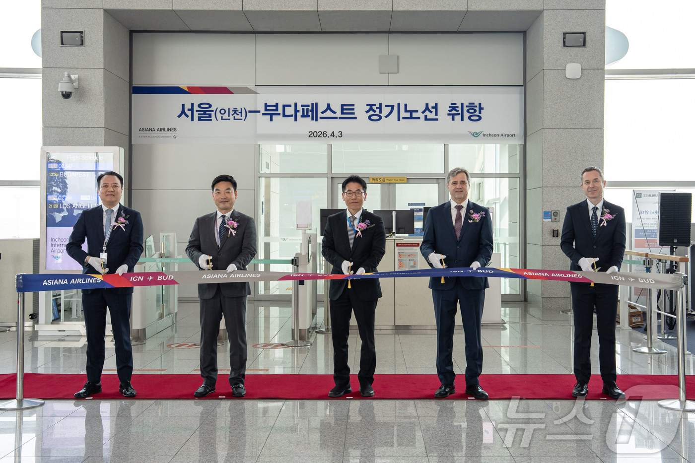 (서울=뉴스1) = 3일 인천공항 제2여객터미널엥서 열린 '인천-부다페스트' 정기노선 취항 기념행사에서 박종만 아시아나항공 여객본부장, 세르더헤이 이슈트반 주한 헝가리 대사, 메드 …