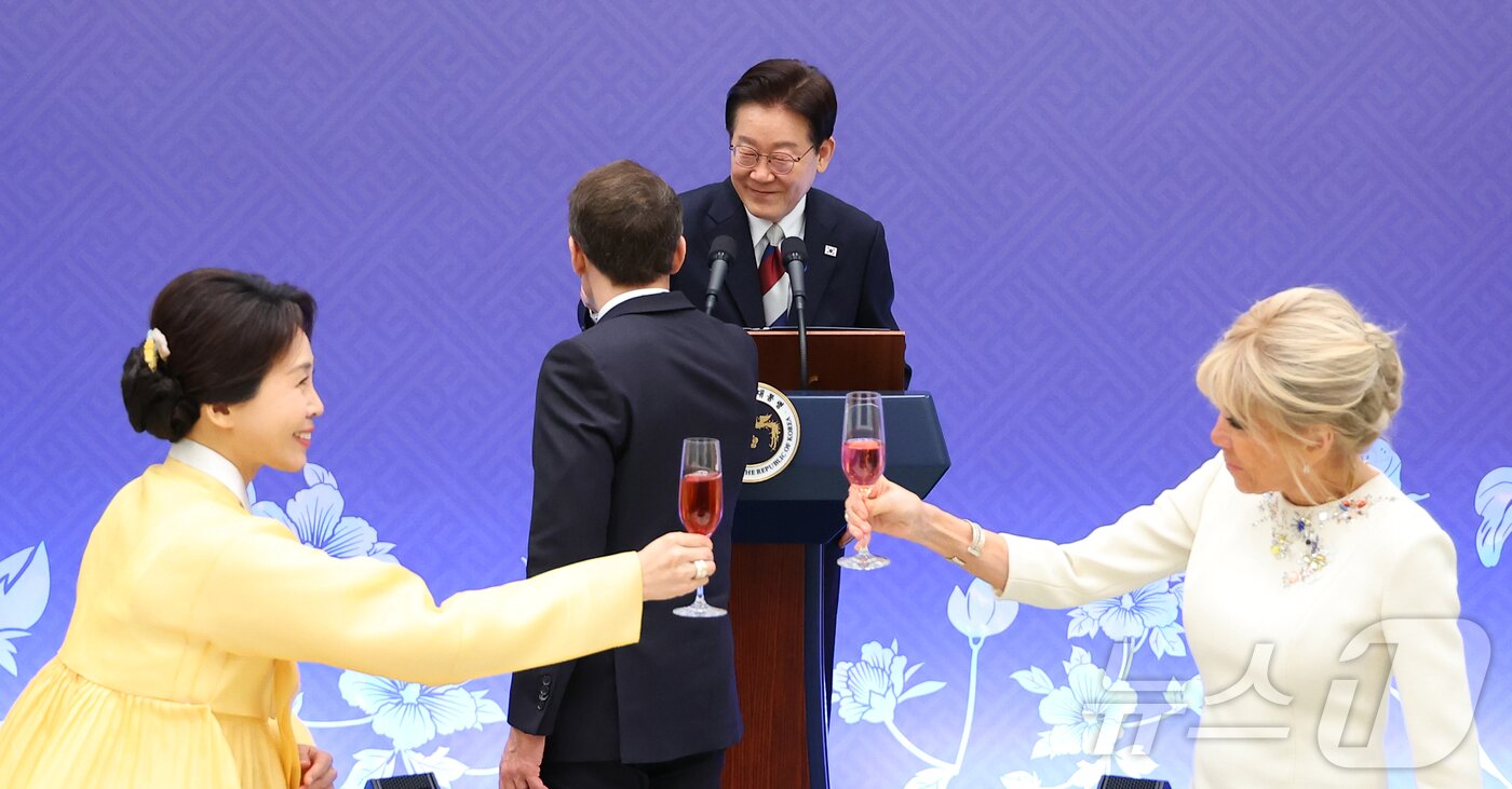 본문 이미지 - 이재명 대통령과 김혜경 여사, 에마뉘엘 마크롱 프랑스 대통령과 브리지트 마크롱 여사가 3일 청와대 영빈관에서 열린 국빈 방한 환영 오찬에서 건배를 하고 있다. 2026.4.3 ⓒ 뉴스1 허경 기자