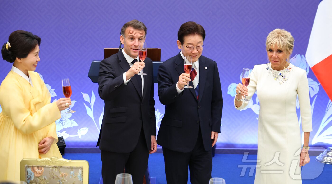 본문 이미지 - 이재명 대통령과 에마뉘엘 마크롱 프랑스 대통령이 3일 청와대 영빈관에서 열린 국빈 방한 환영 오찬에서 건배를 하고 있다. 2026.4.3 ⓒ 뉴스1 허경 기자