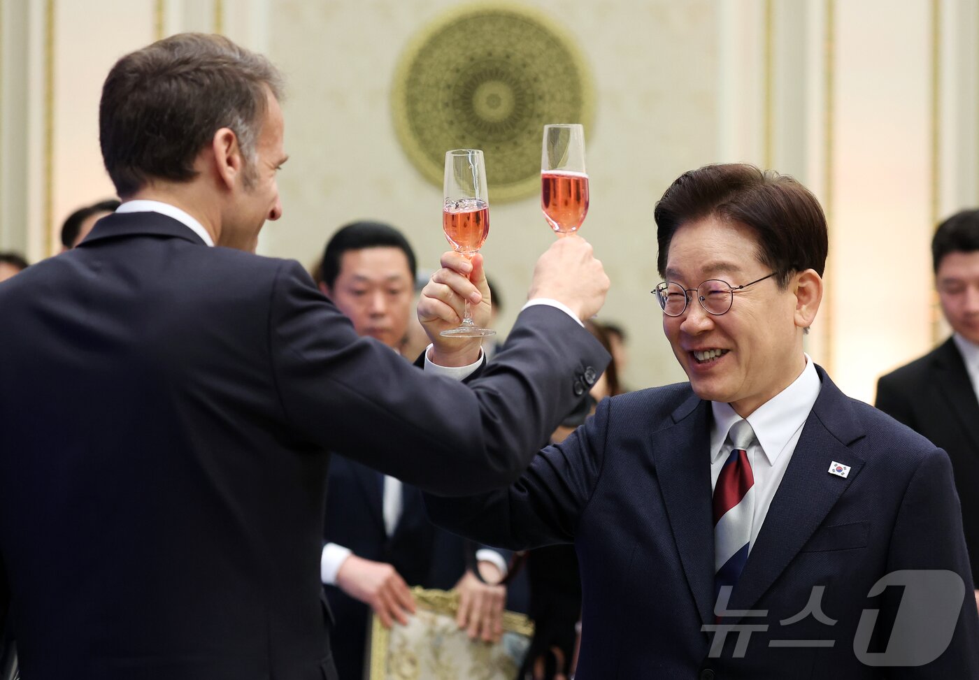 본문 이미지 - 이재명 대통령과 에마뉘엘 마크롱 프랑스 대통령이 지난 4월 3일 청와대 영빈관에서 열린 국빈 방한 환영 오찬에서 건배를 하고 있다. 2026.4.3 ⓒ 뉴스1 허경 기자