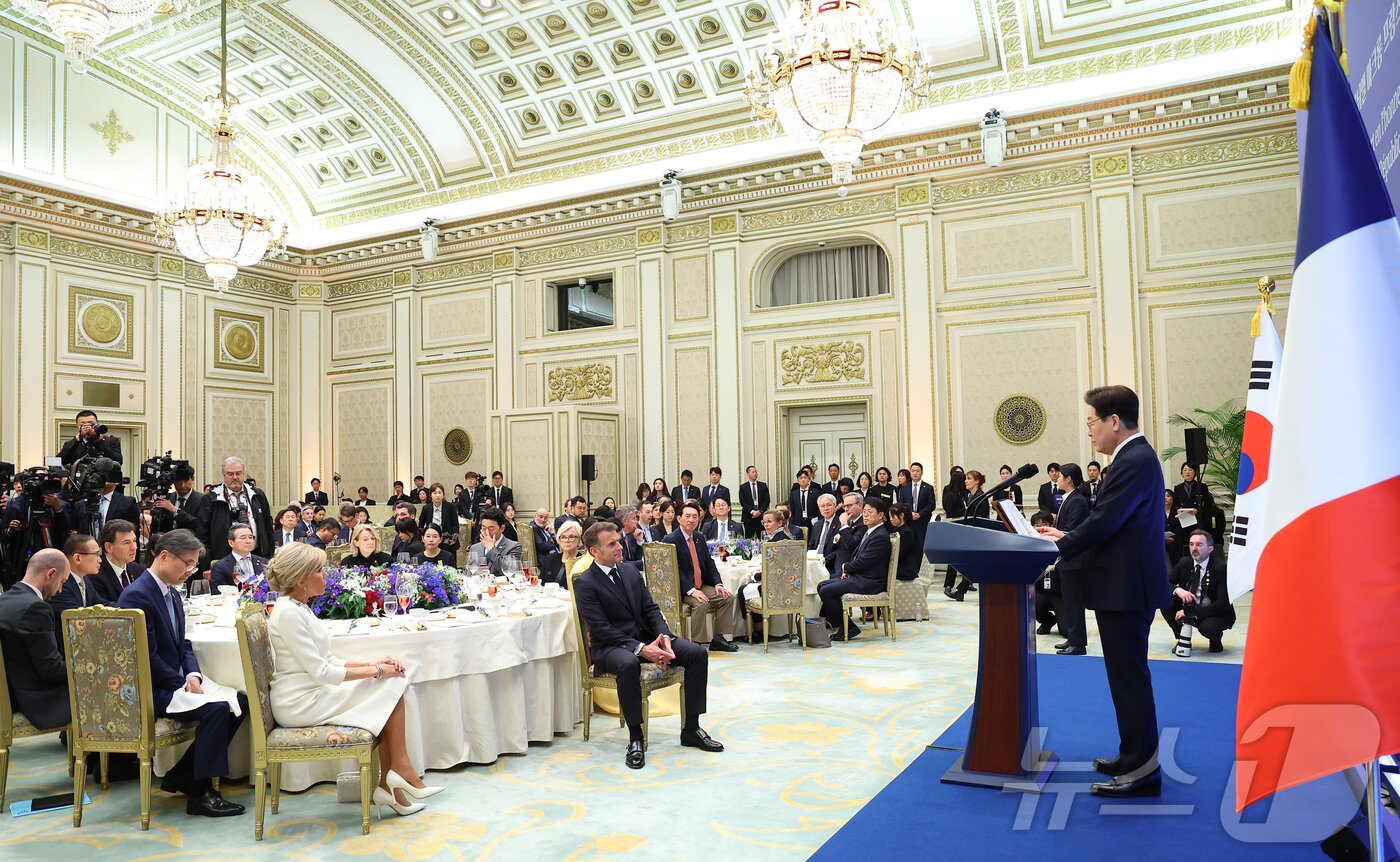 본문 이미지 - 이재명 대통령이 3일 청와대 영빈관에서 열린 에마뉘엘 마크롱 프랑스 대통령 국빈 방한 환영 오찬에서 환영사를 하고 있다. 2026.4.3 ⓒ 뉴스1 허경 기자