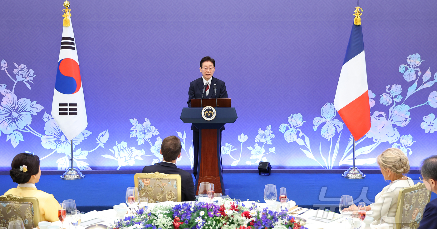 (서울=뉴스1) 허경 기자 = 이재명 대통령이 3일 청와대 영빈관에서 열린 에마뉘엘 마크롱 프랑스 대통령 국빈 방한 환영 오찬에서 환영사를 하고 있다. 2026.4.3/뉴스1