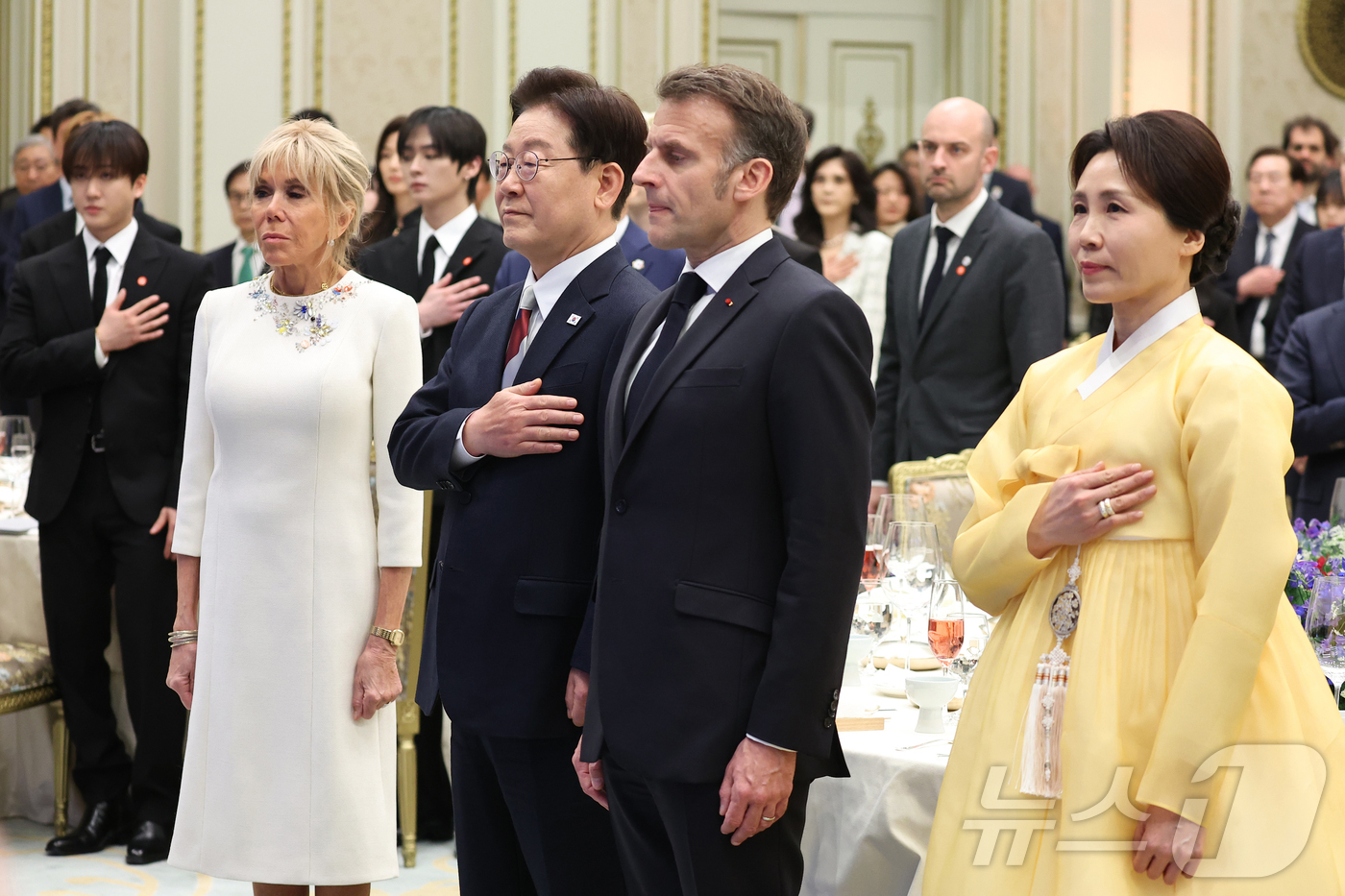 (서울=뉴스1) 허경 기자 = 이재명 대통령과 김혜경 여사가 3일 청와대 영빈관에서 열린 에마뉘엘 마크롱 프랑스 대통령 국빈 방한 환영 오찬에서 국민의례를 하고 있다. 2026.4 …