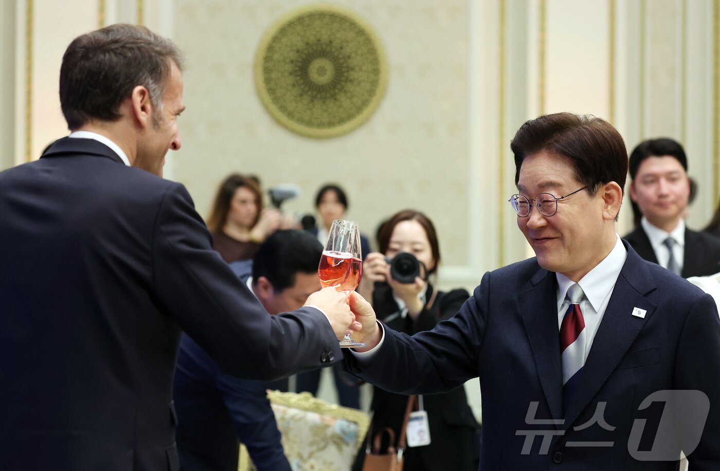 본문 이미지 - 이재명 대통령과 에마뉘엘 마크롱 프랑스 대통령이 3일 청와대 영빈관에서 열린 국빈 방한 환영 오찬에서 건배를 하고 있다. 2026.4.3 ⓒ 뉴스1 허경 기자