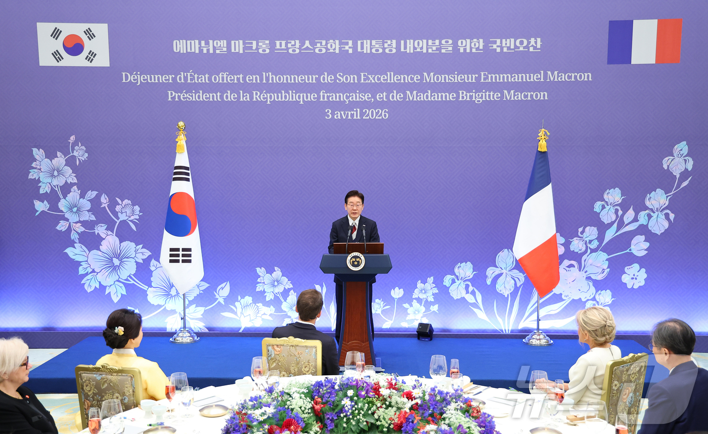 (서울=뉴스1) 허경 기자 = 이재명 대통령이 3일 청와대 영빈관에서 열린 에마뉘엘 마크롱 프랑스 대통령 국빈 방한 환영 오찬에서 환영사를 하고 있다. 2026.4.3/뉴스1