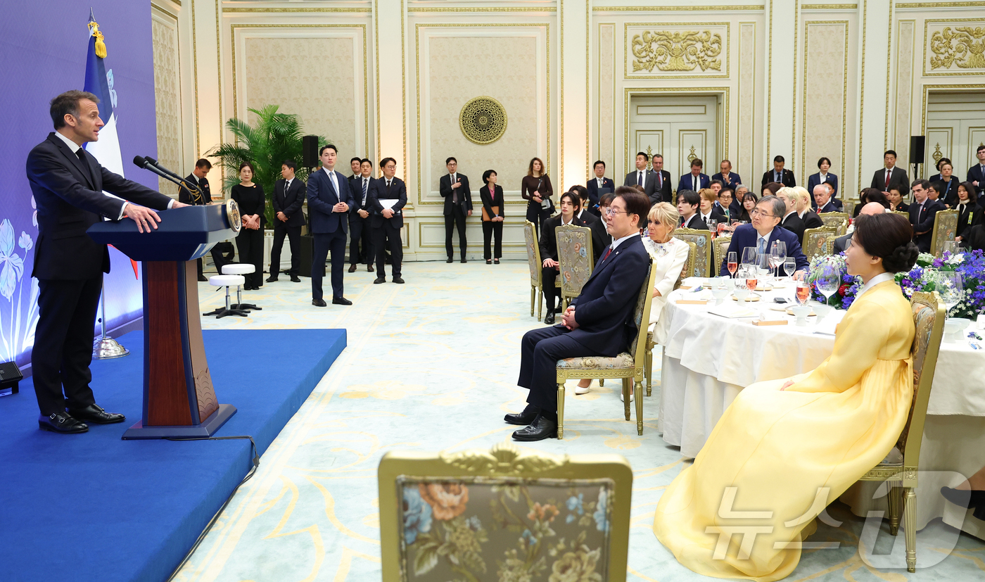 (서울=뉴스1) 허경 기자 = 에마뉘엘 마크롱 프랑스 대통령이 3일 청와대 영빈관에서 열린 방한 환영 오찬에서 이재명 대통령의 환영사에 답사를 하고 있다. 2026.4.3/뉴스1